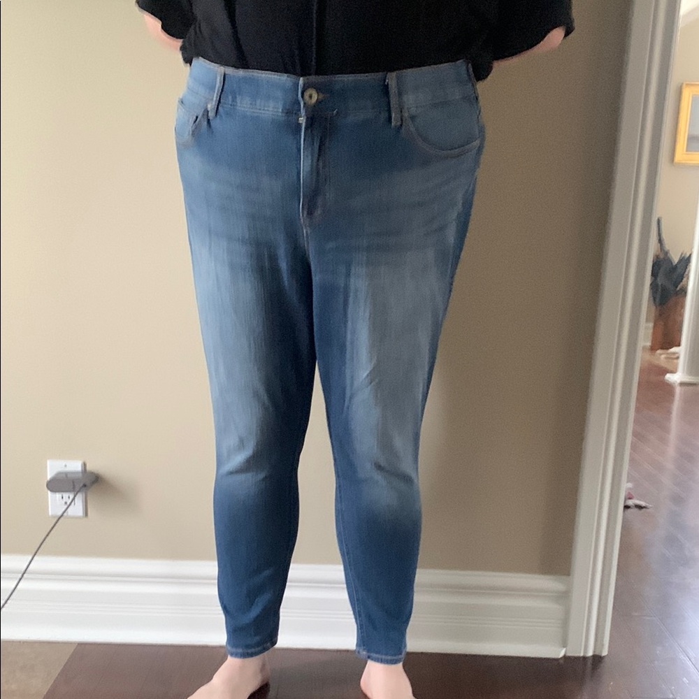 Torrid premium stretch Blue Cropped Ankle Jeans with Modern Fit plus size